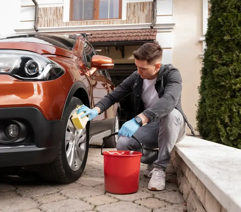 Lavage auto à domicile Plouguiel : professionnel intervenant sur un véhicule